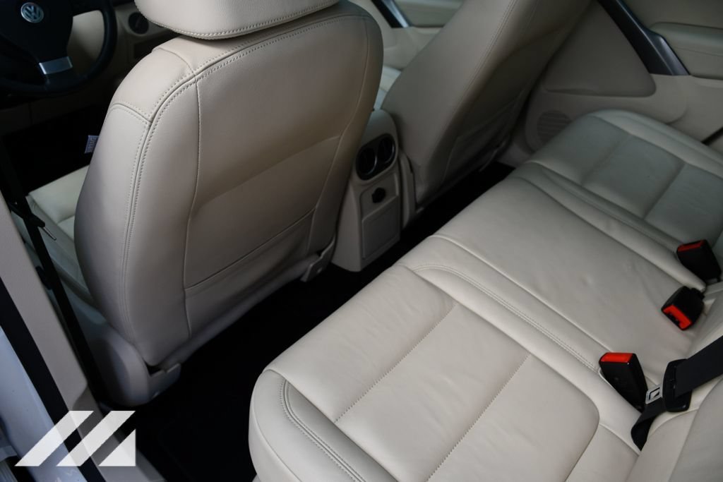 Used 2010  Volkswagen SE image 23