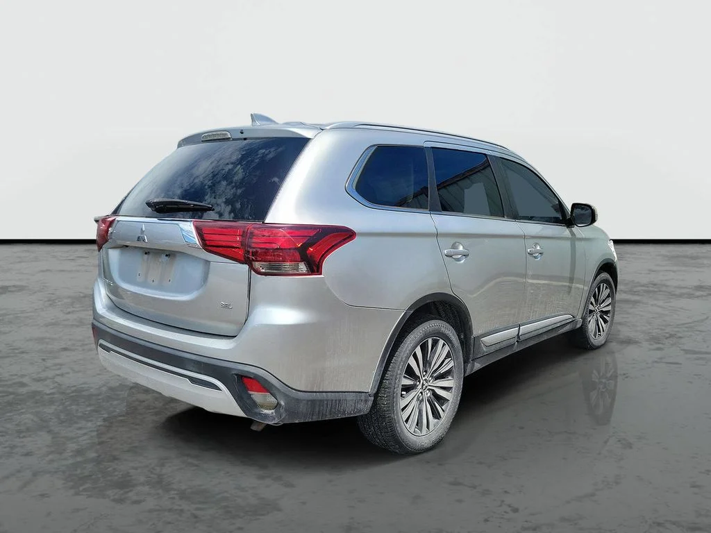 Used 2020 Silver Mitsubishi  image 2