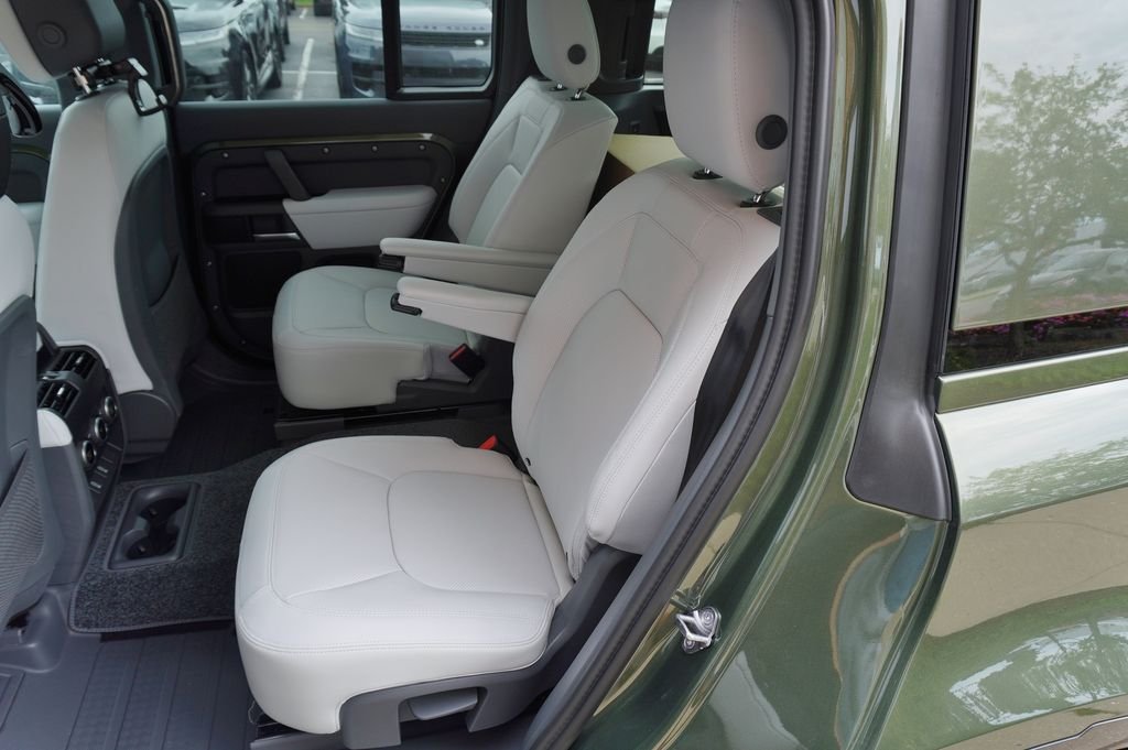 New 2026 Woolstone Green Land Rover X-Dynamic SE image 29