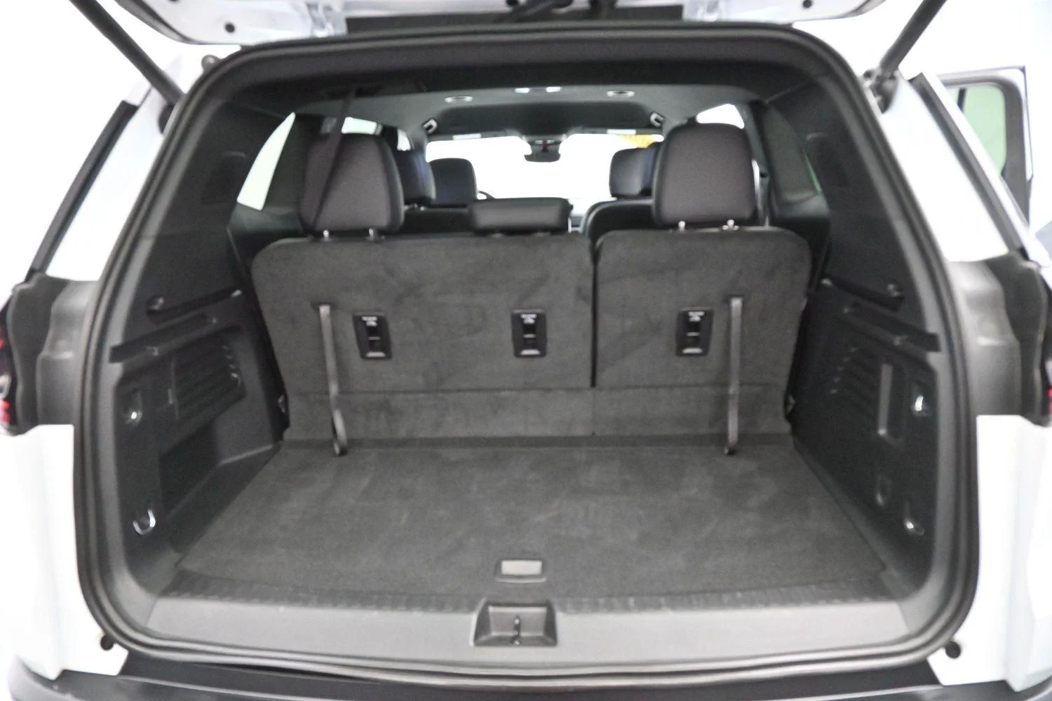 Used 2026 Summit White GMC Elevation image 9