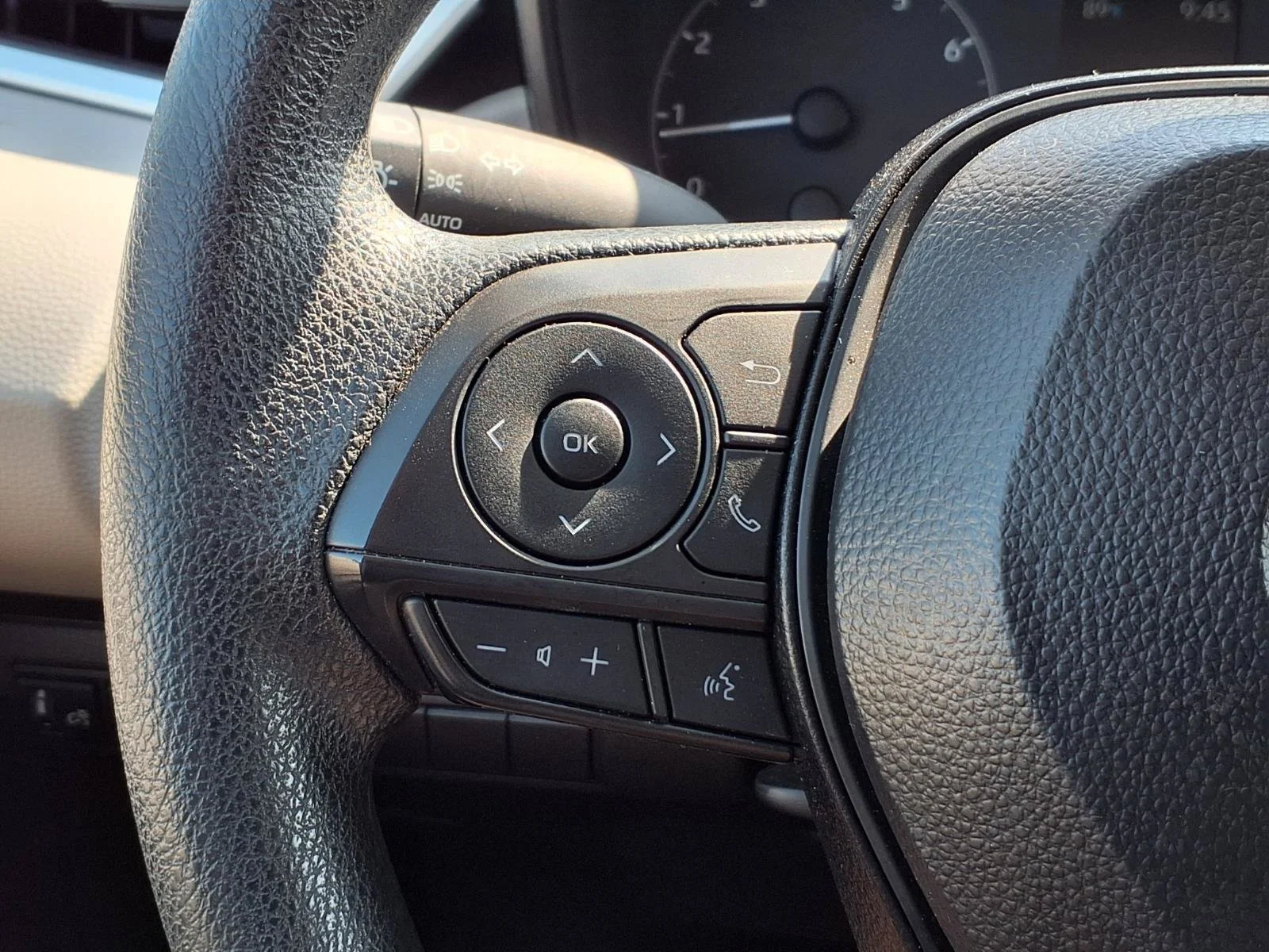 Certified Used 2025 Pearl Toyota LE image 15