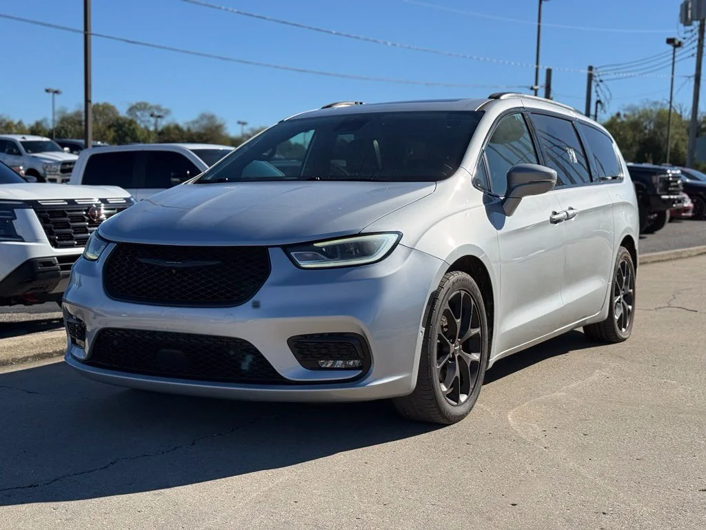 Used 2022 Silver Chrysler Limited image 2