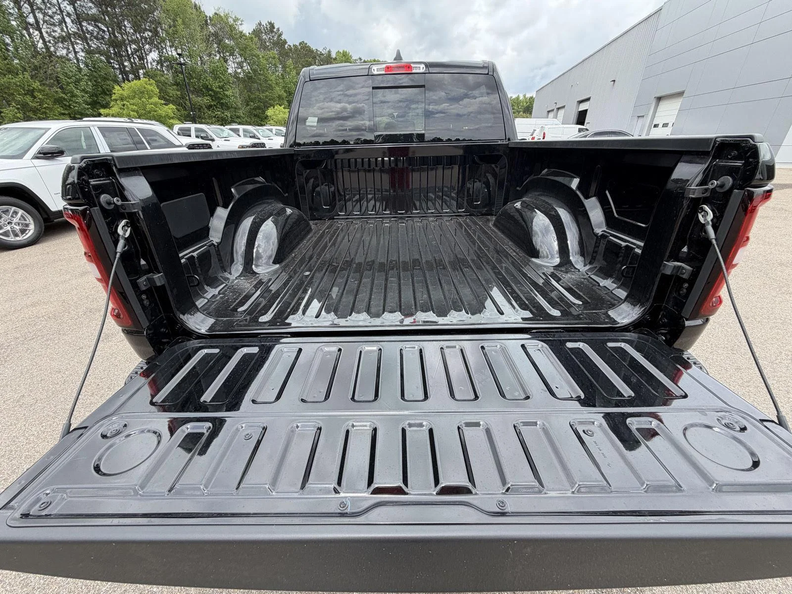 New 2026 Diamond Black Crystal Pearl-Coat Exterior Paint RAM Big Horn image 19