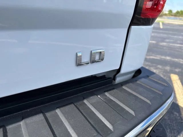 Used 2019 SUMMIT WHITE Chevrolet LT image 17