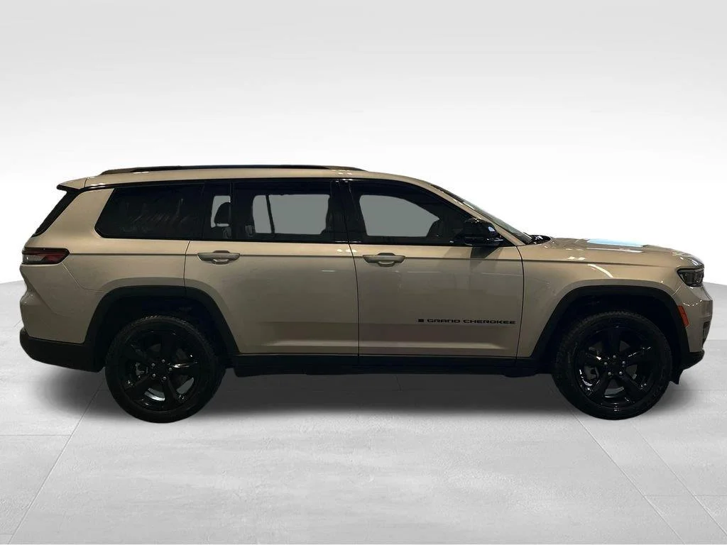 Used 2023 Silver Zynith Jeep Altitude image 8
