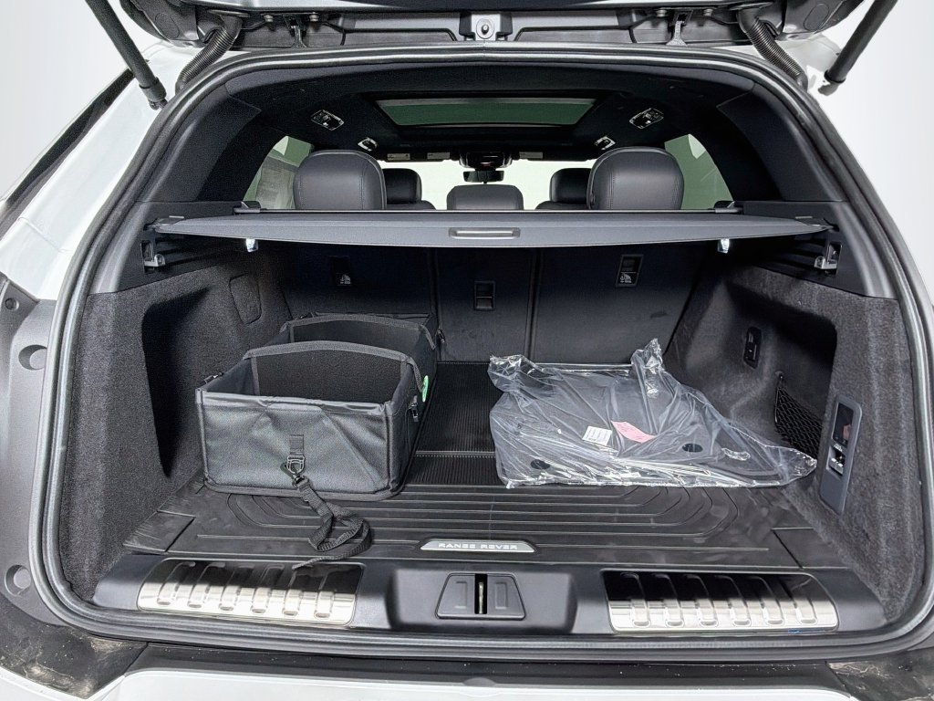 New 2027 Fuji White Land Rover Dynamic SE image 28