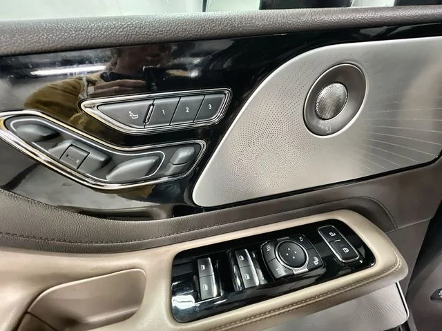 Used 2020 Red Lincoln Reserve image 24