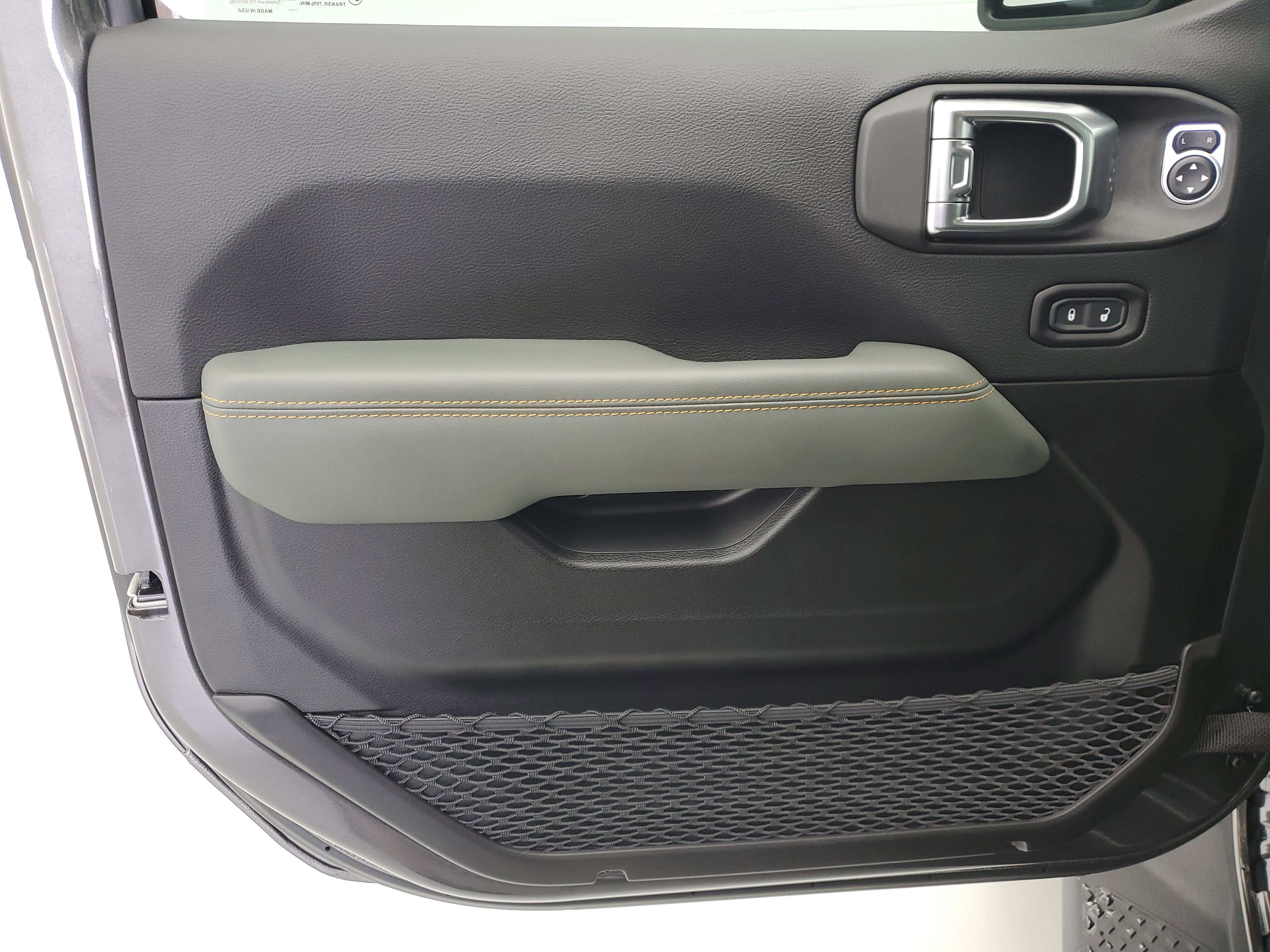 Used 2025 Granite Crystal Metallic Clearcoat Jeep Mojave image 18