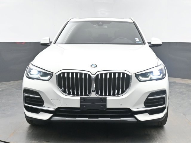 Used 2022 White BMW sDrive40i image 2