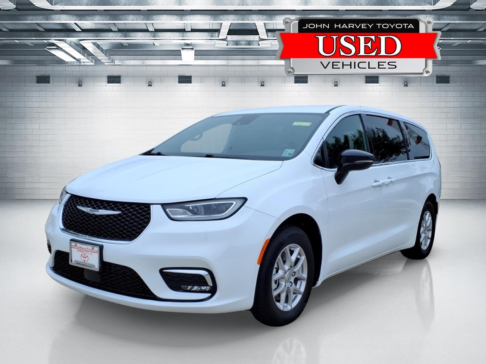 Used 2025 Bright White Clear Coat Chrysler Select image 1