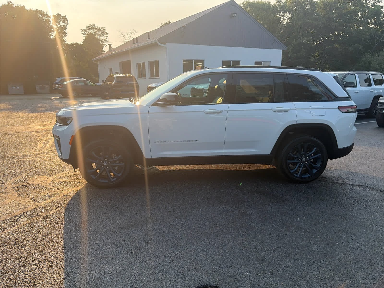New 2026 Bright White Clear-Coat Exterior Paint Jeep 85th Anniversary Edition image 10