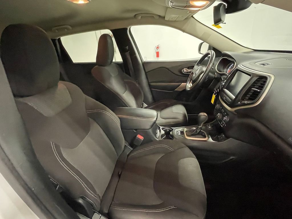 Used 2017 Bright White Clearcoat Jeep Latitude image 24