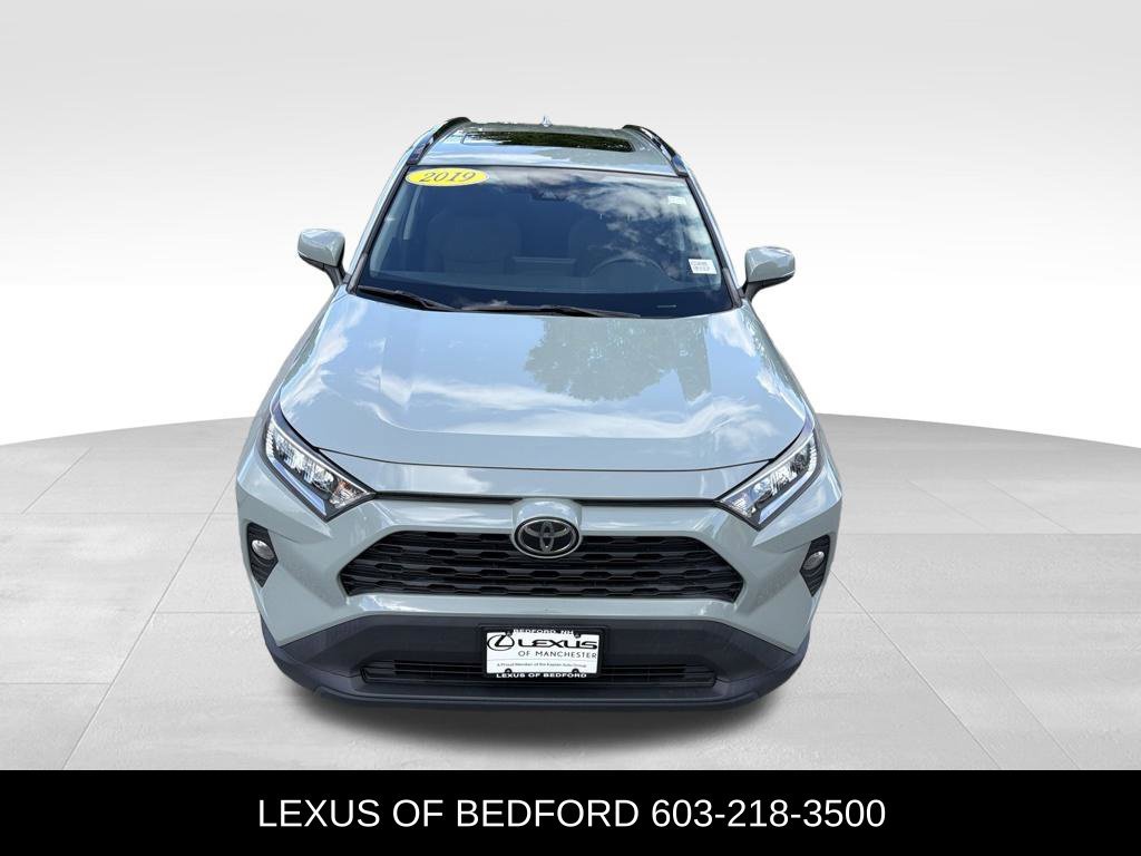 Used 2019  Toyota XLE image 2