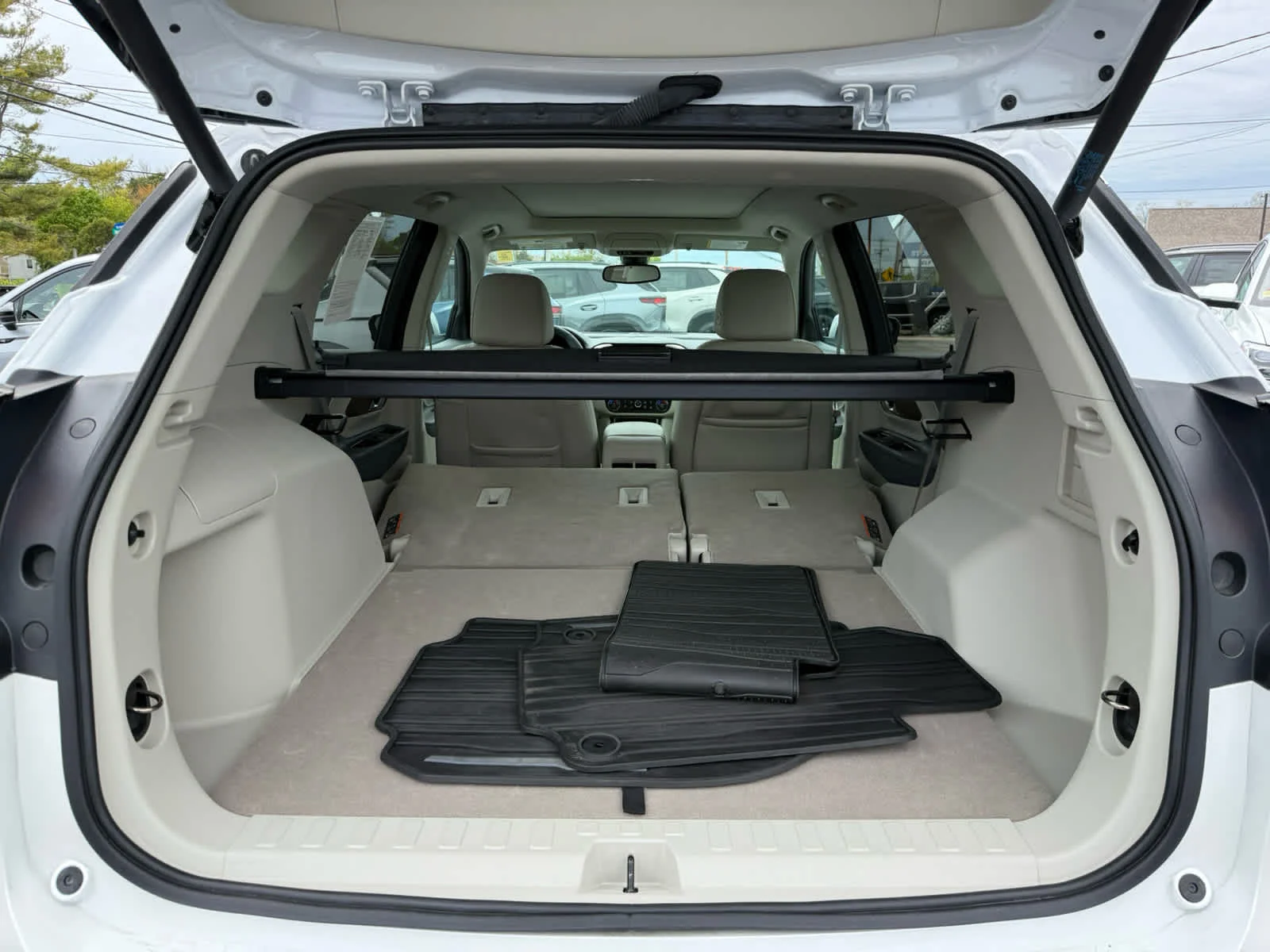Used 2023 White Frost Tricoat GMC Denali image 14