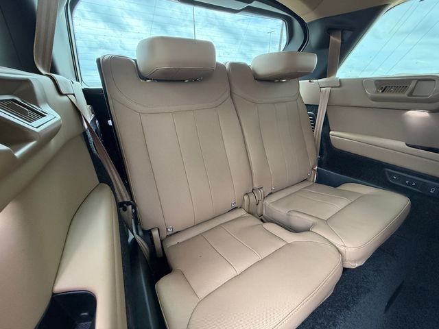 New 2026 Eiger Grey Land Rover SE image 17