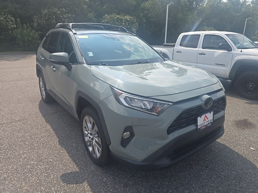 Used 2020  Toyota XLE Premium image 3