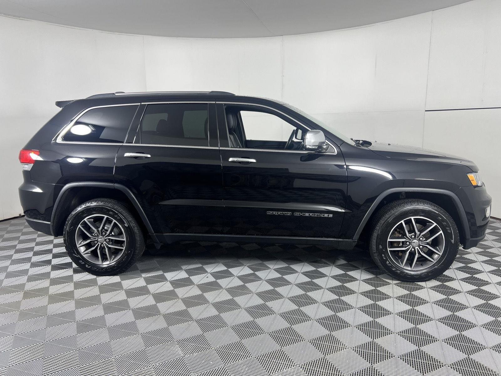 Used 2018 Diamond Black Crystal Pearlcoat Jeep Limited image 11