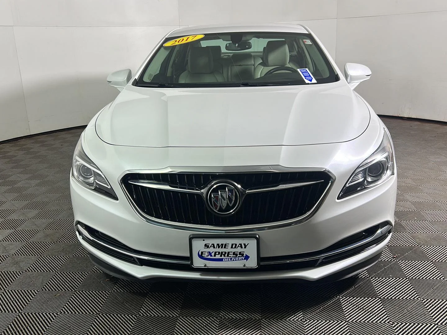Used 2017 White Frost Tricoat Buick Essence image 10