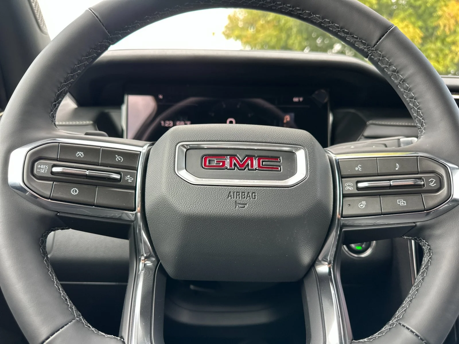New 2027 Glacier White Tricoat GMC Elevation image 23