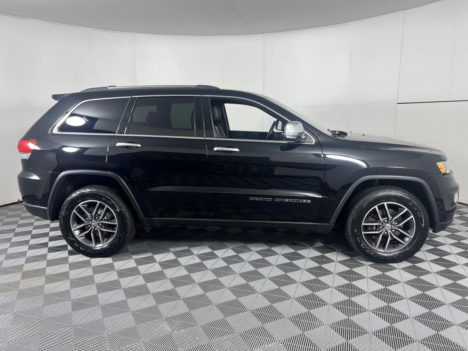 Used 2018 Diamond Black Crystal Pearlcoat Jeep Limited image 11