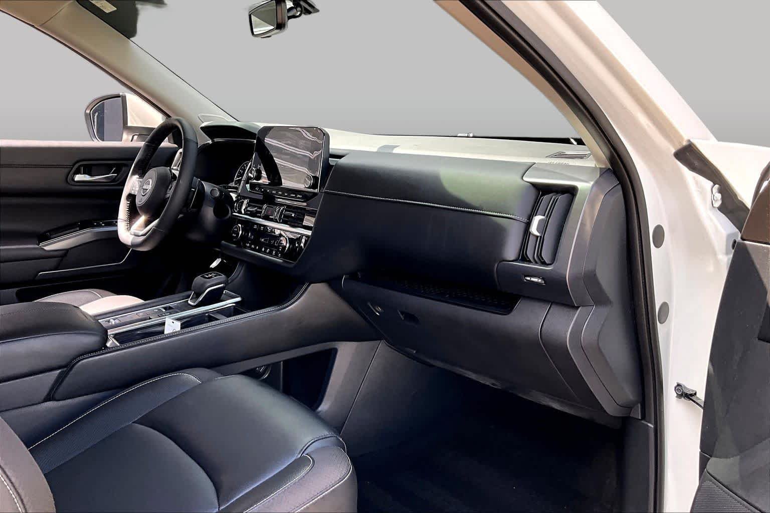 Used 2024 Pearl White Tricoat Nissan SL image 19
