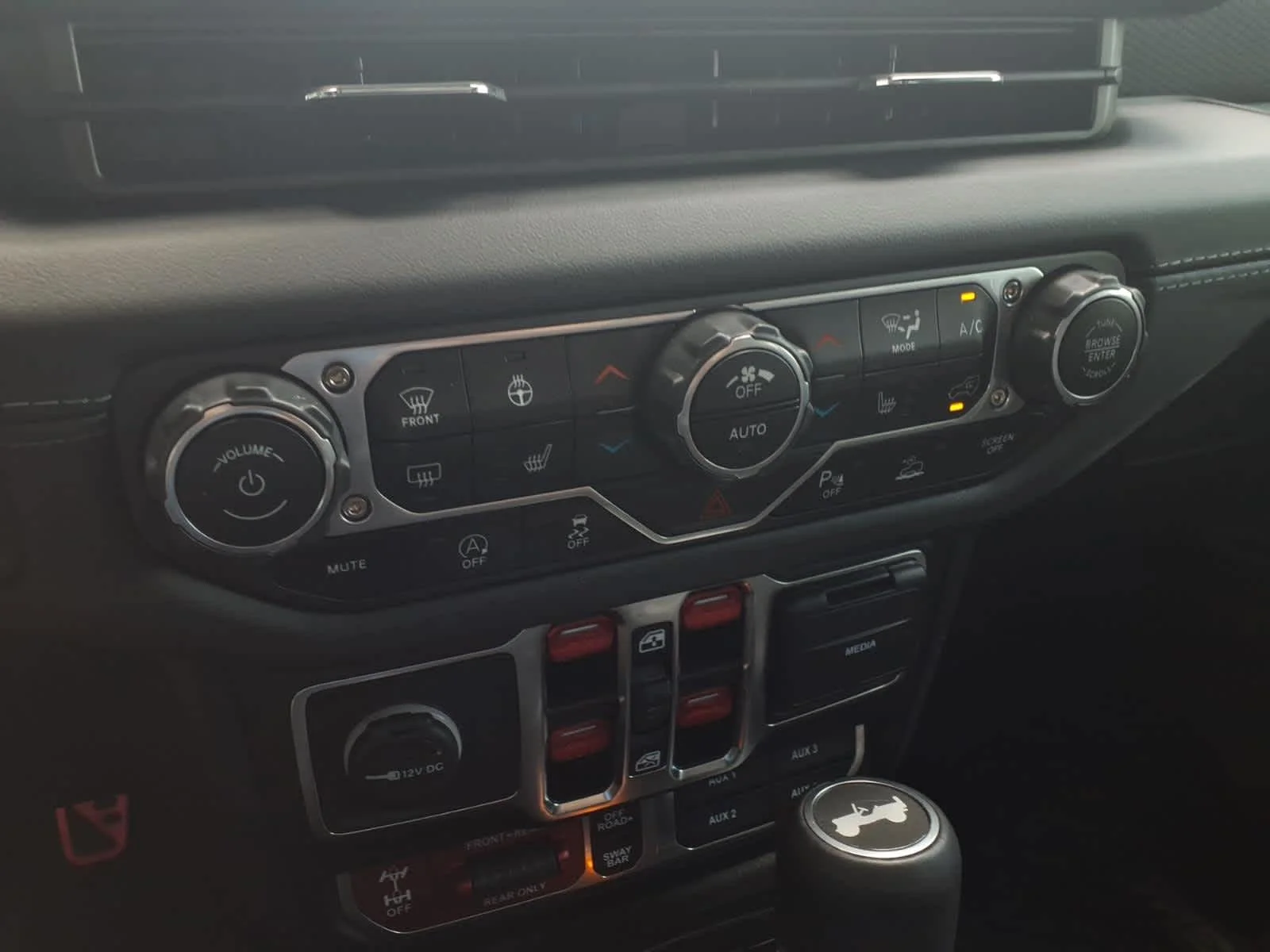 Used 2024 Bright White Clearcoat Jeep Rubicon X image 19