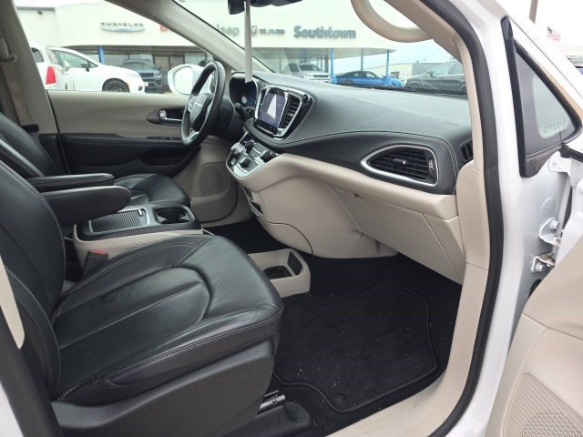 Certified Used 2022 Bright White Clearcoat Chrysler Touring L image 13
