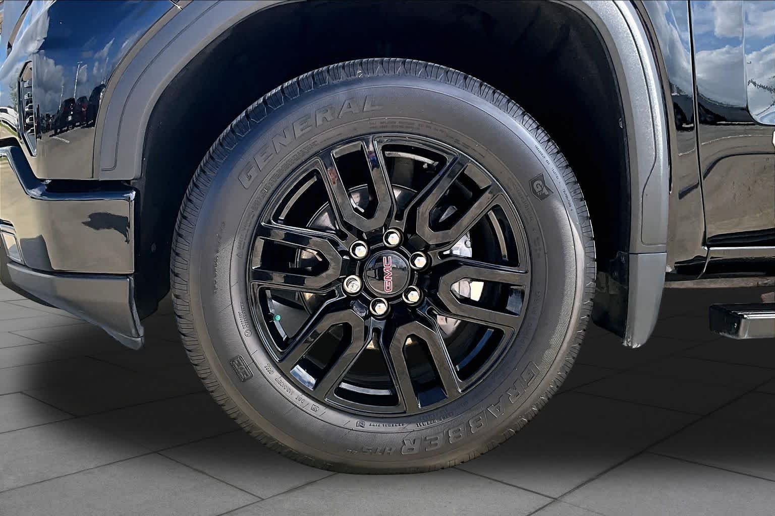 Used 2022 Onyx Black GMC Elevation image 10