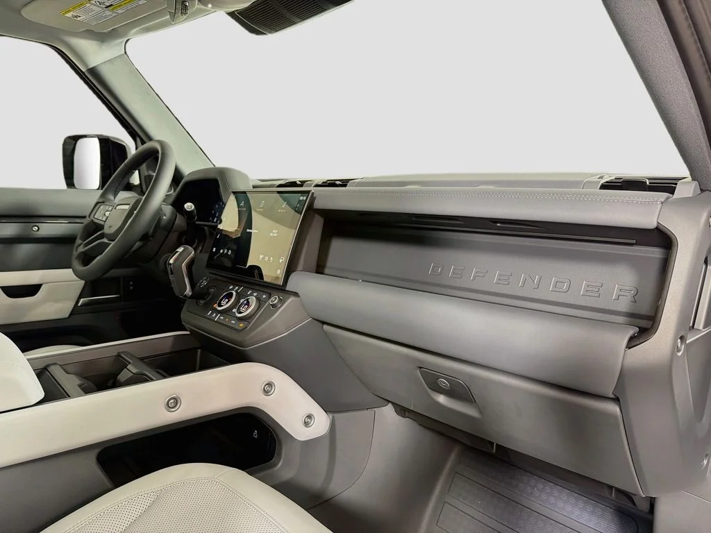 New 2026 Carpathian Grey Land Rover X-Dynamic SE image 31
