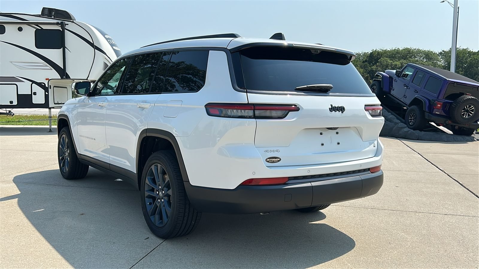New 2026 Bright White Clear-Coat Exterior Paint Jeep  image 6