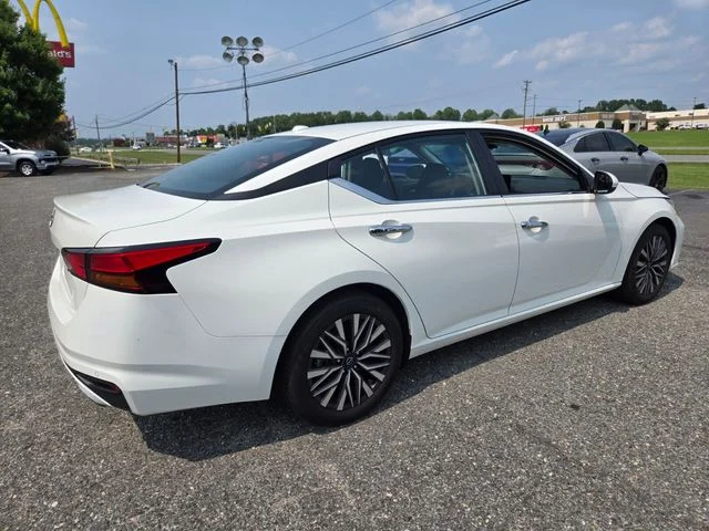 Used 2025 White Nissan 2.5 SV image 8