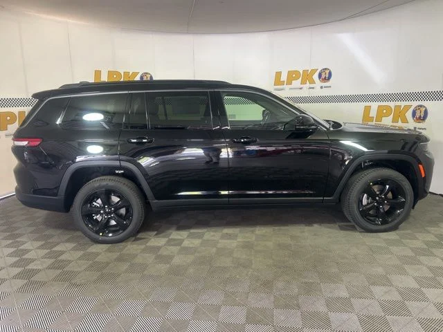 New 2026 Diamond Black Crystal Pearl-Coat Exterior Paint Jeep Limited image 2