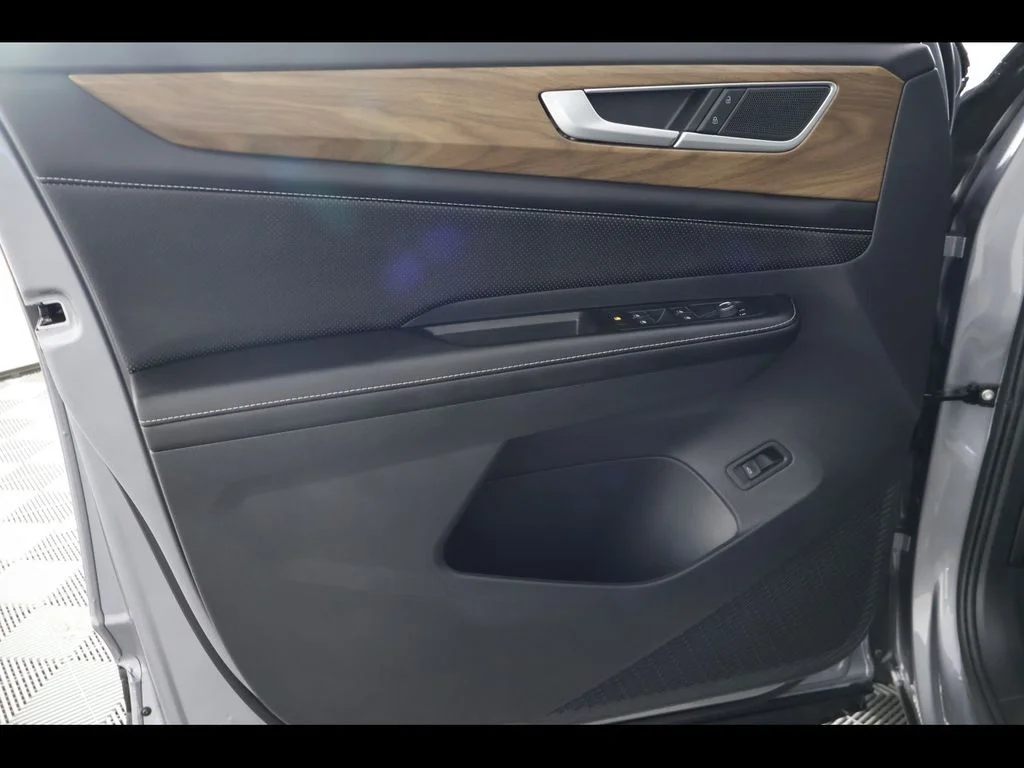 New 2026 Silver Volkswagen SE w/Technology image 27