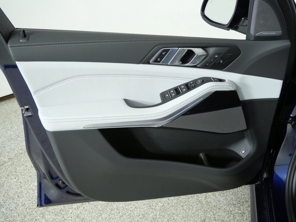 New 2026 Tanzanite Blue II Metallic BMW xDrive50e image 34