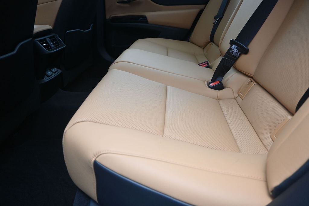 Used 2024 White Lexus 350 image 16