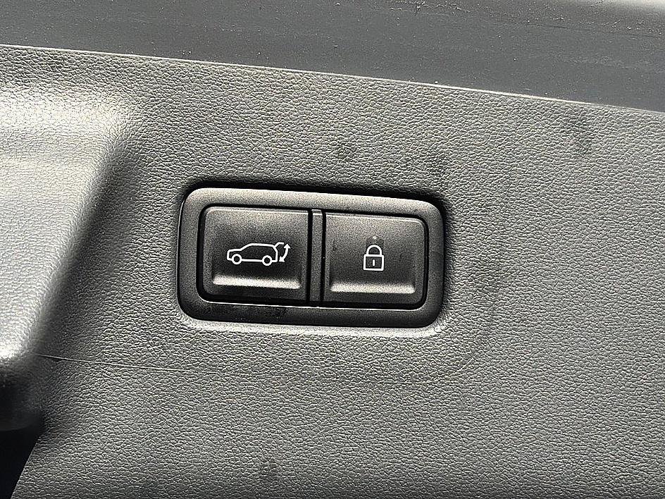 Used 2025 Serenity White Hyundai SE image 28