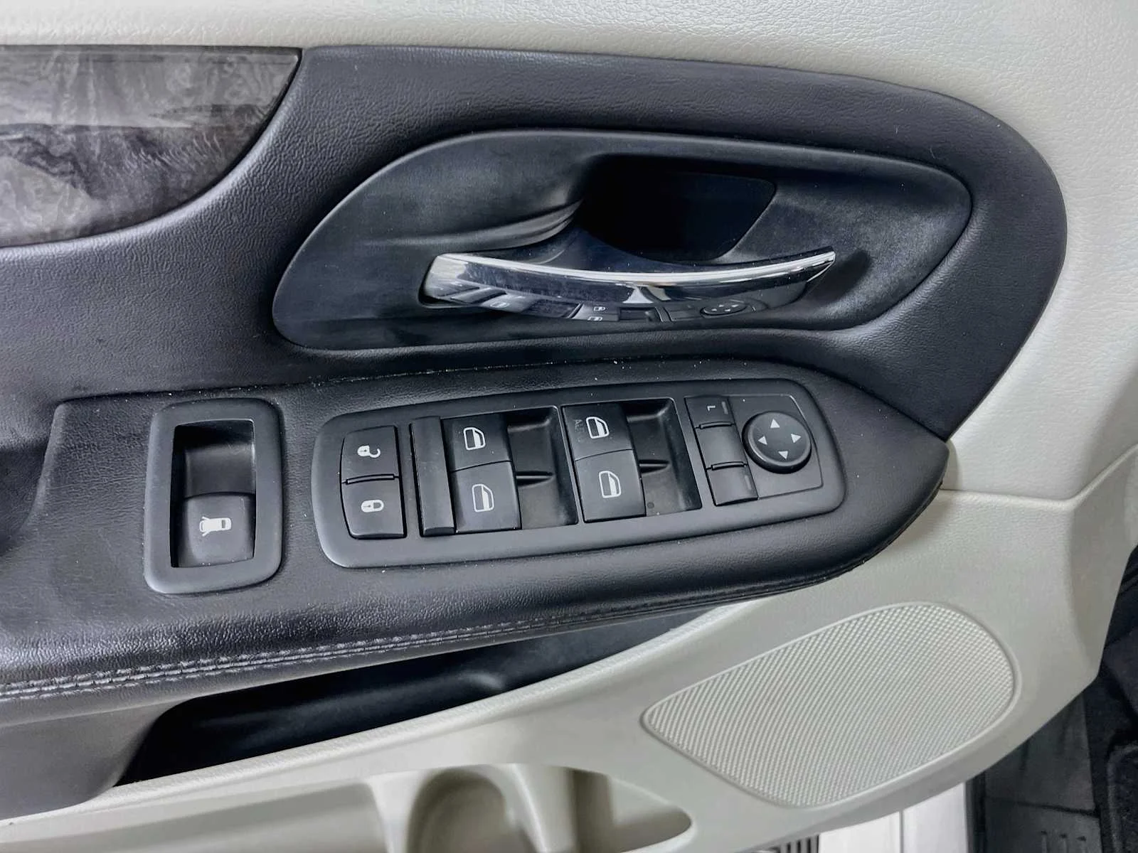Used 2014 Bright White Clearcoat Dodge SXT image 14