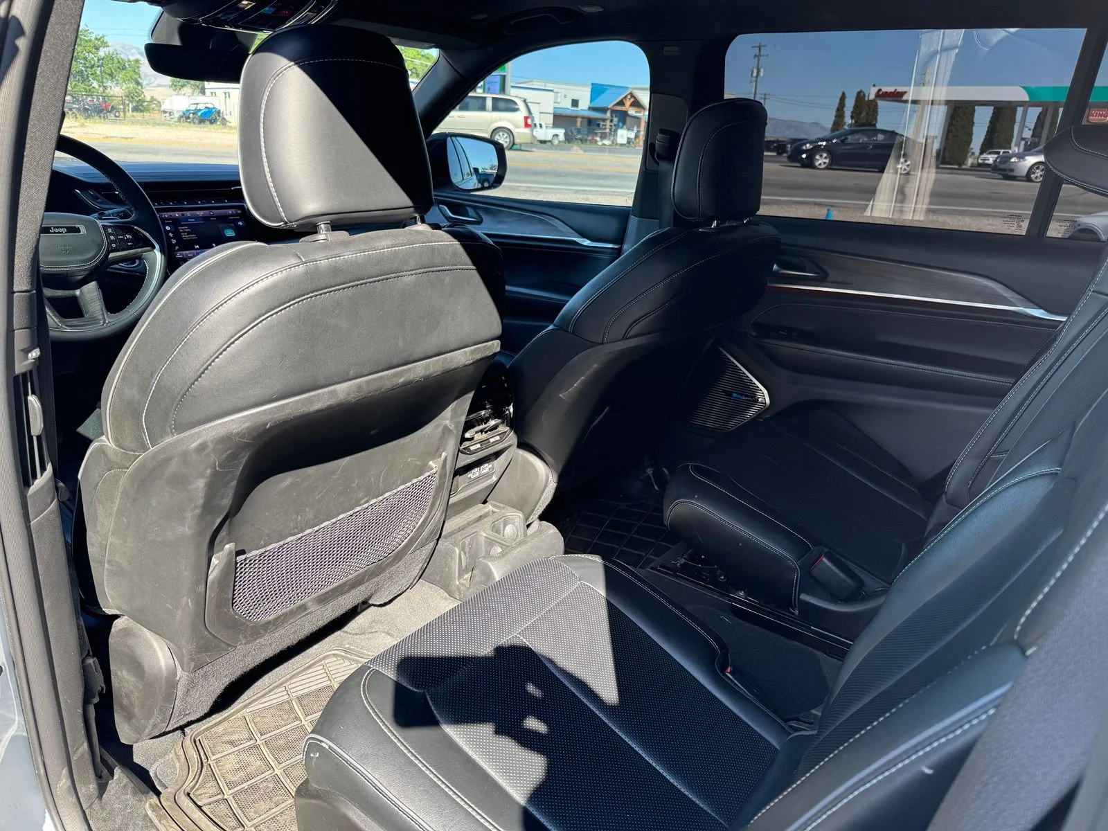 Used 2024 White Jeep Overland image 9
