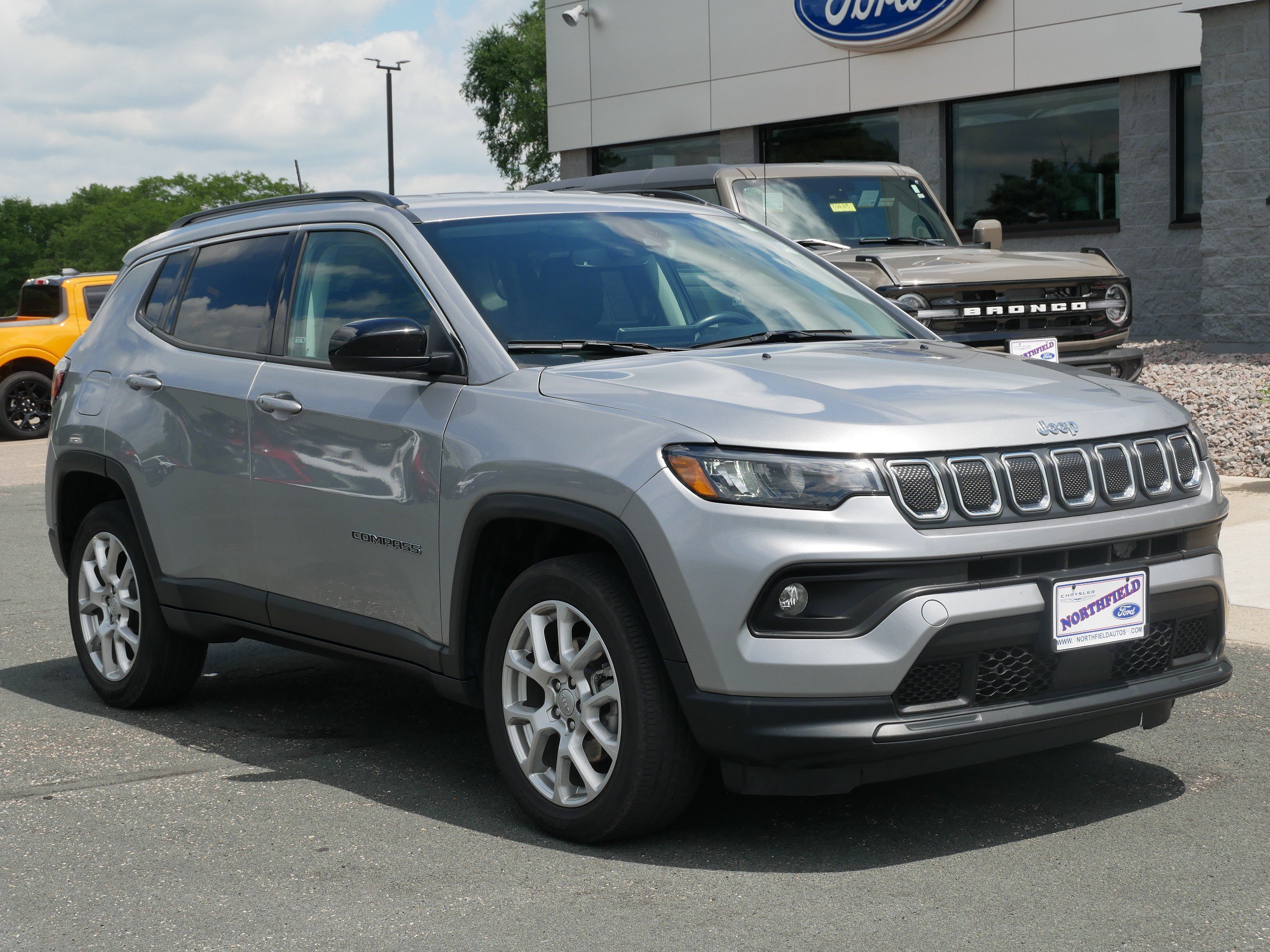 Used 2022 Billet Silver Clearcoat Metallic Jeep Latitude Lux image 2