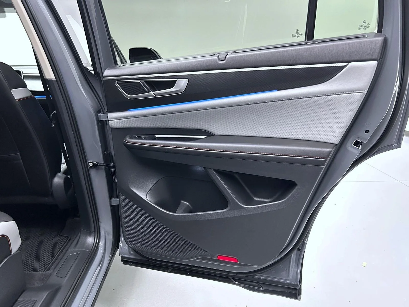 Used 2025 Gray Volkswagen 2.0T Peak Edition image 17