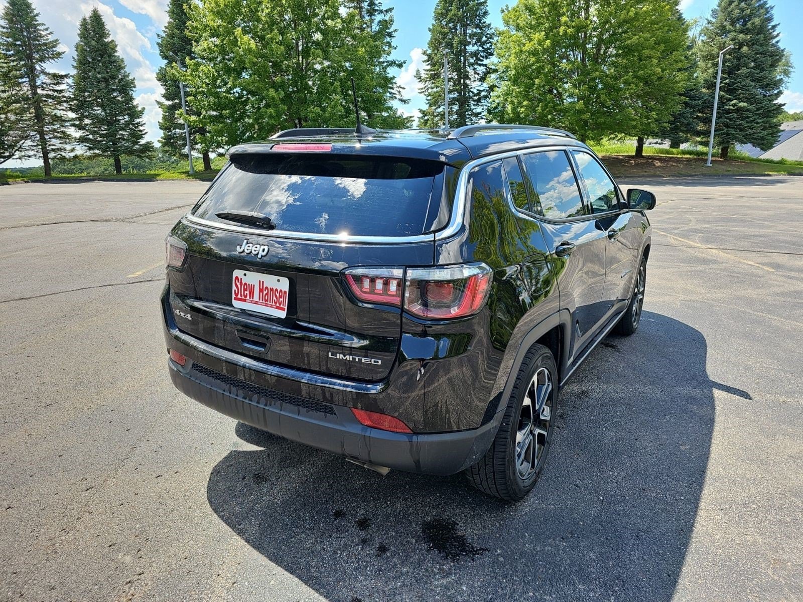 Used 2022 Diamond Black Crystal Pearlcoat Jeep Limited image 5