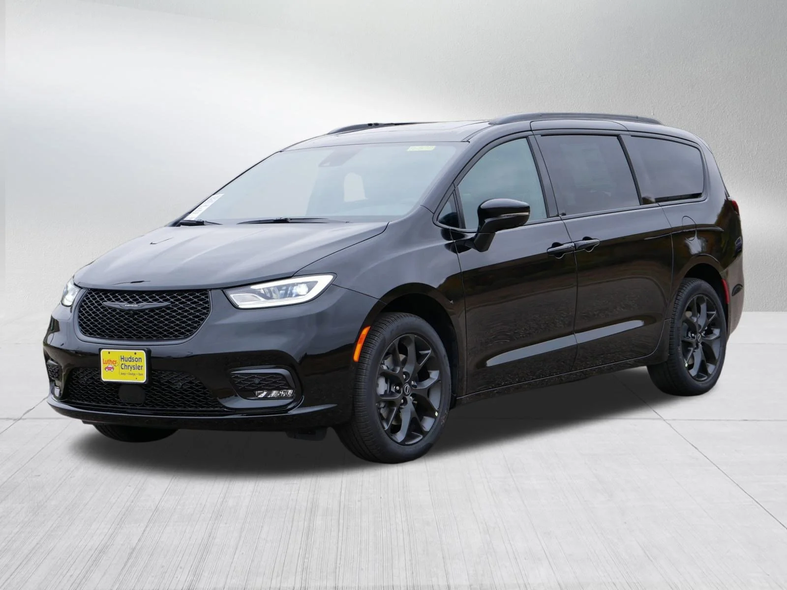 New 2026 Diamond Black Crystal Pearl-Coat Exterior Paint Chrysler Limited image 4