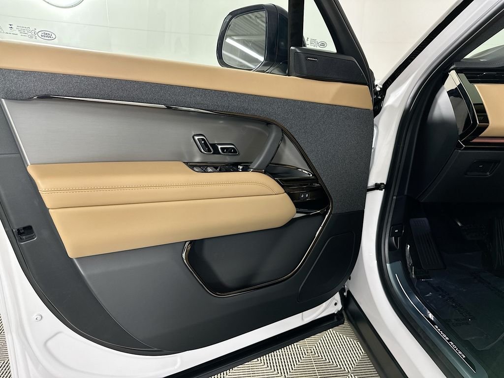 Used 2026 Ostuni Pearl White Premium Metallic Land Rover SE image 22