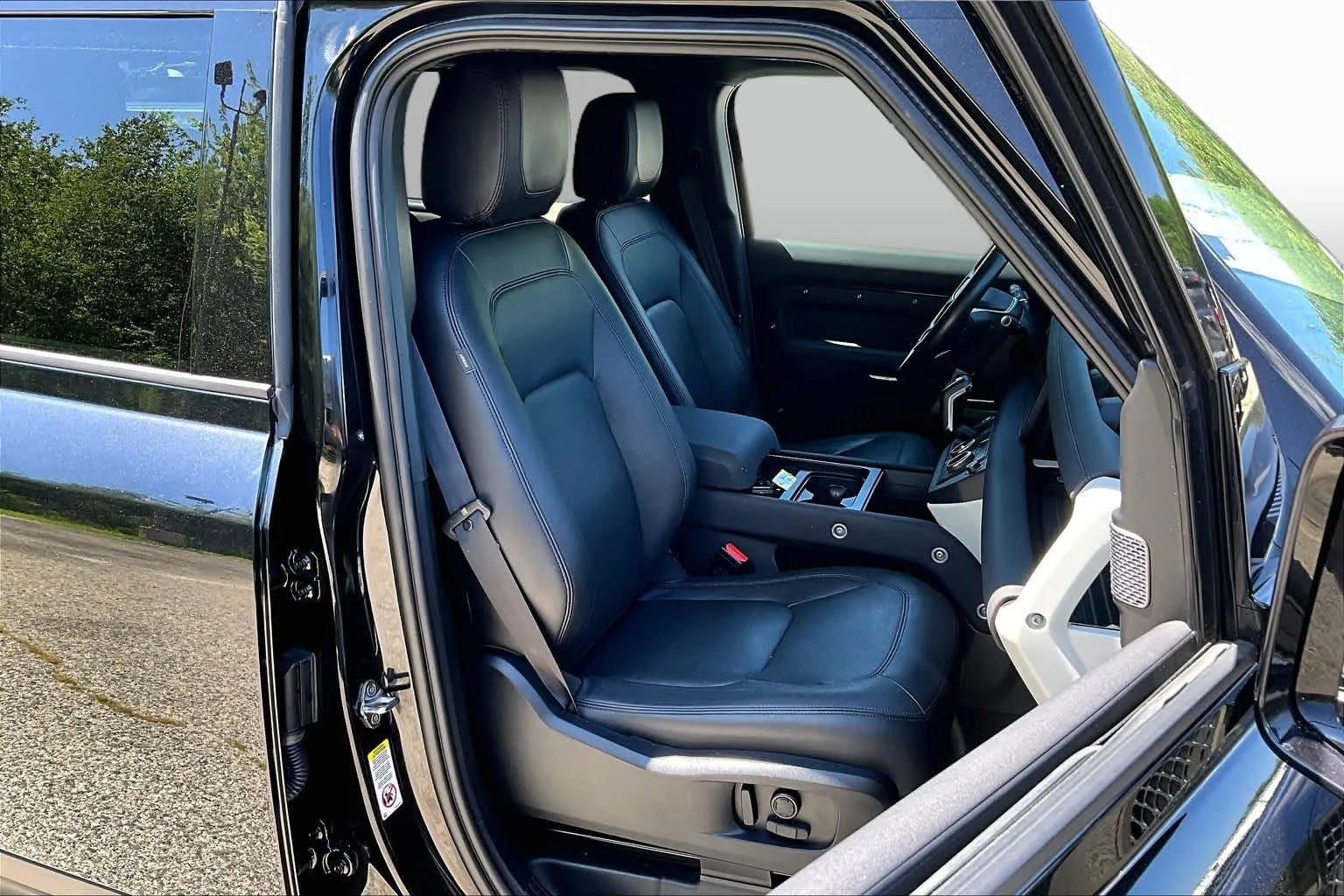 Used 2023 Santorini Black Metallic Land Rover SE image 8