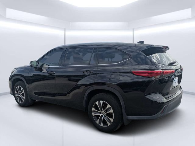Used 2020 Black Toyota XLE image 5