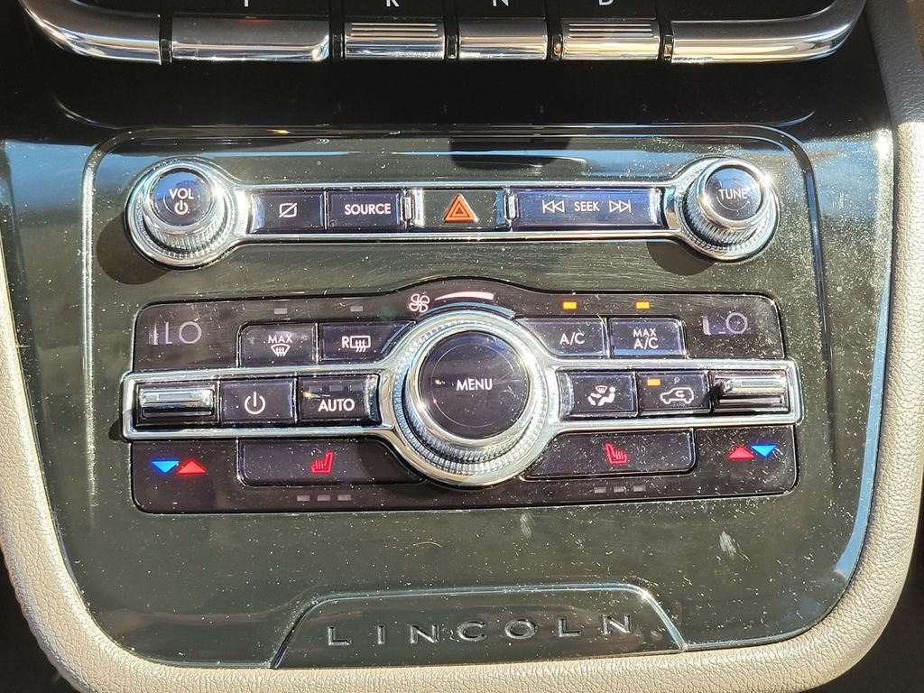 Used 2020 White Lincoln Standard image 21