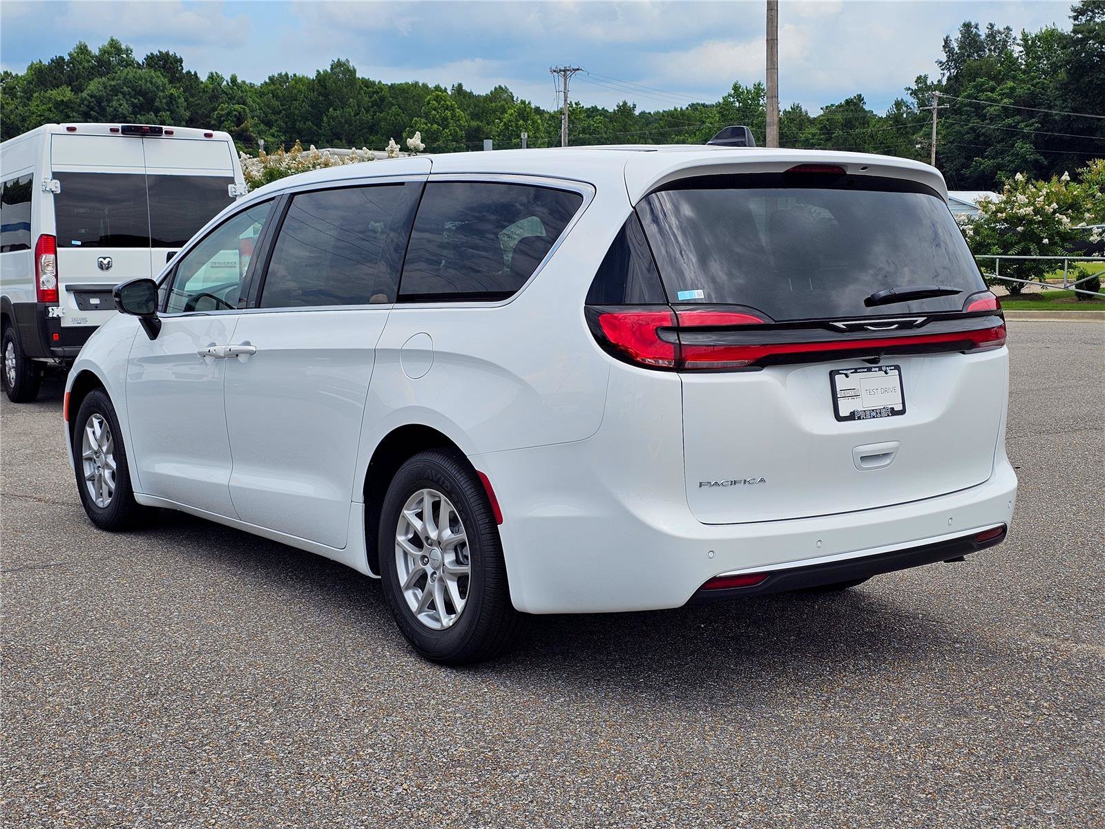 New 2027 Bright White Clear-Coat Exterior Paint Chrysler Select image 12