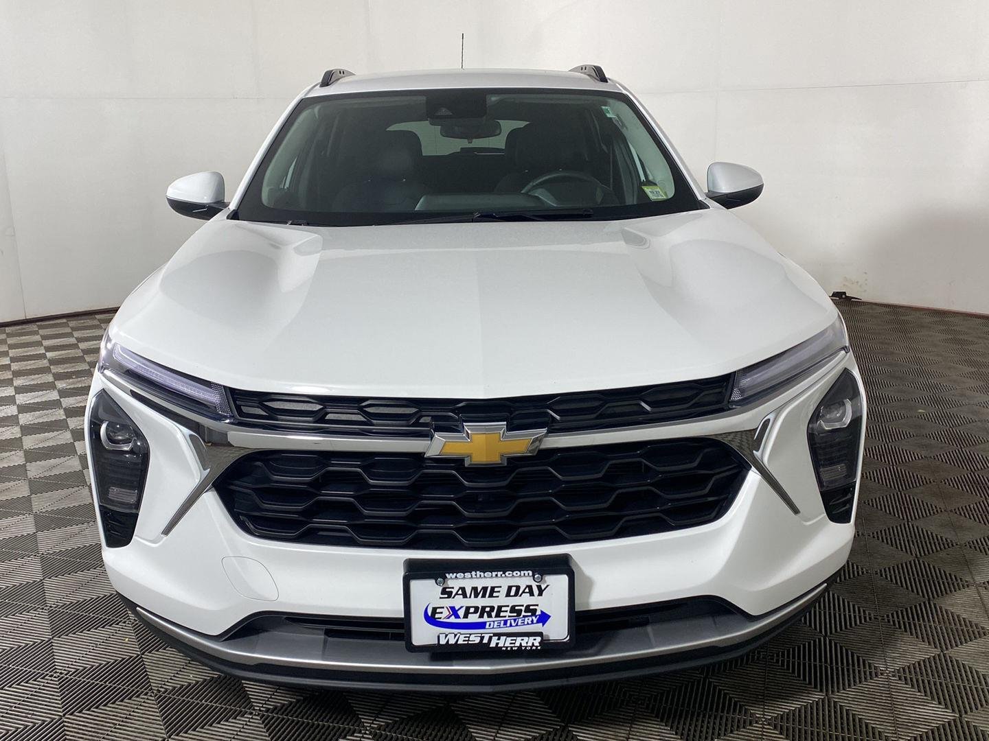 Used 2025 Summit White Chevrolet LT image 2