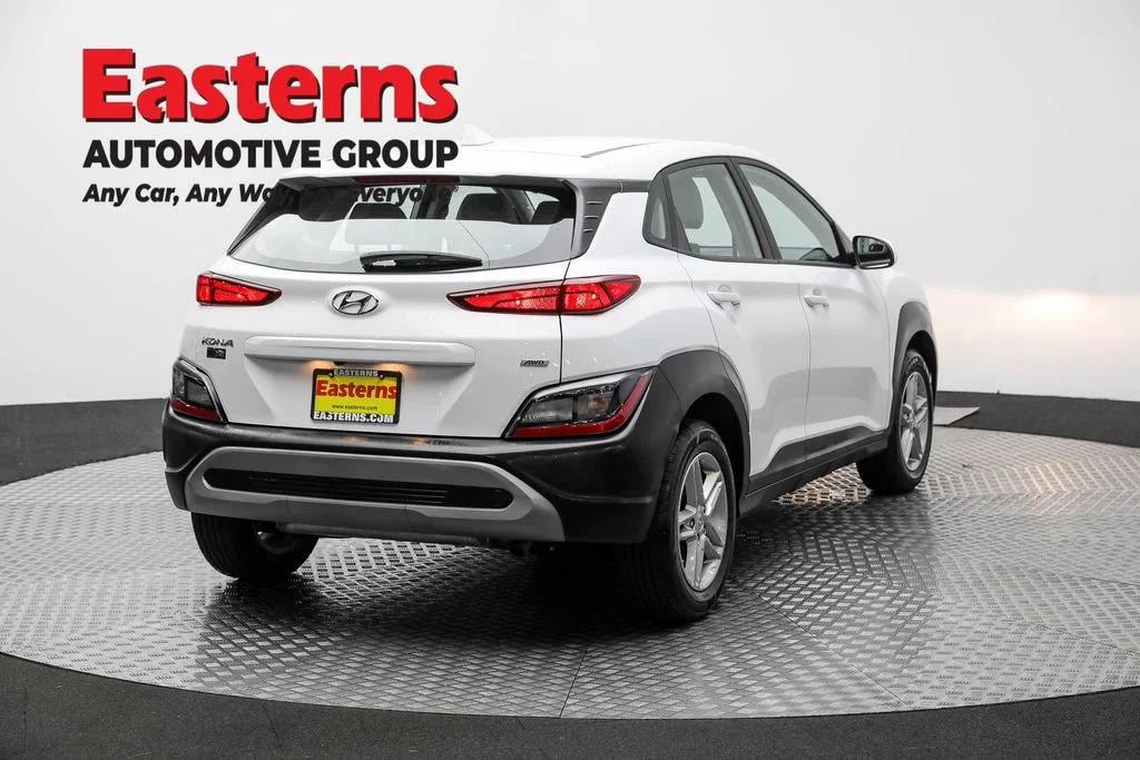 Used 2022 White Hyundai SE image 5