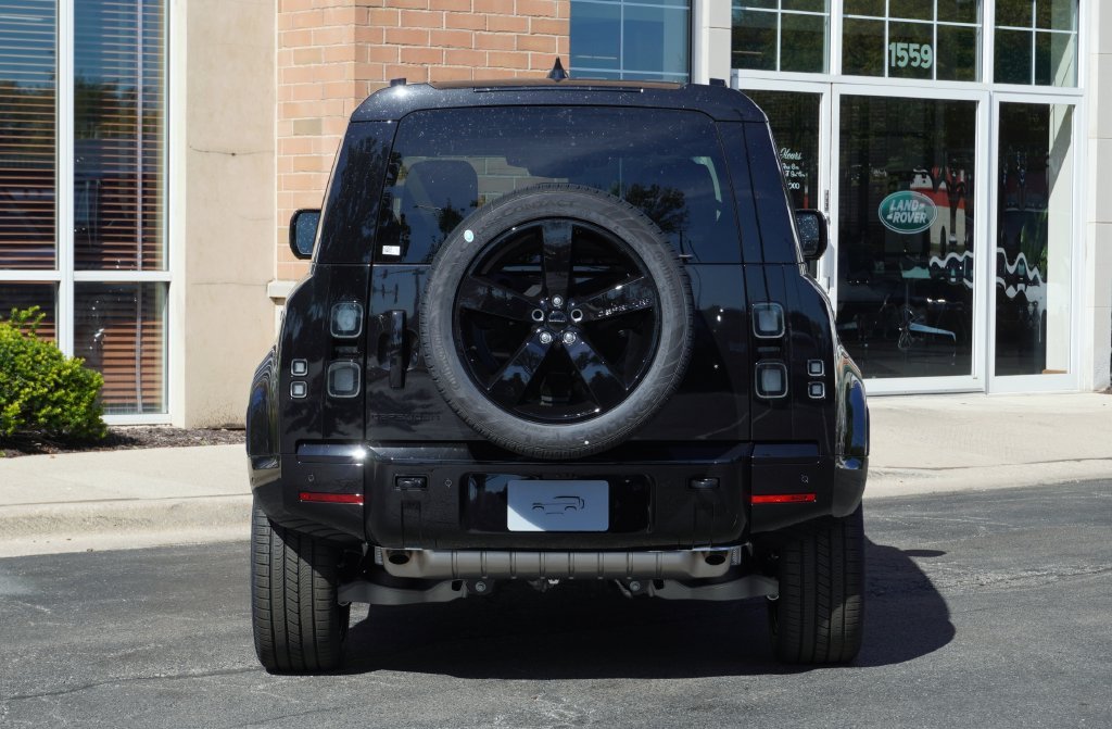 New 2026 Santorini Black Land Rover X-Dynamic SE image 5